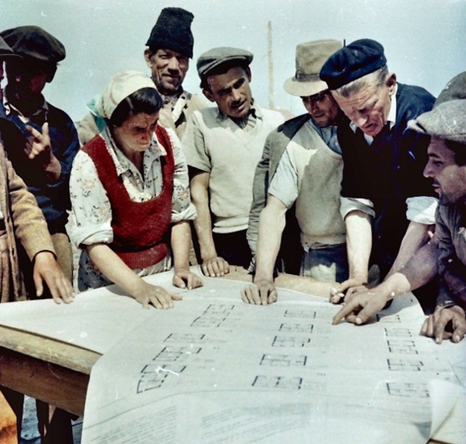 Az 1956-os árvizet követő munkálatok Homorúdnál. (Csorba Emánuel fényképfelvételei, 1956)