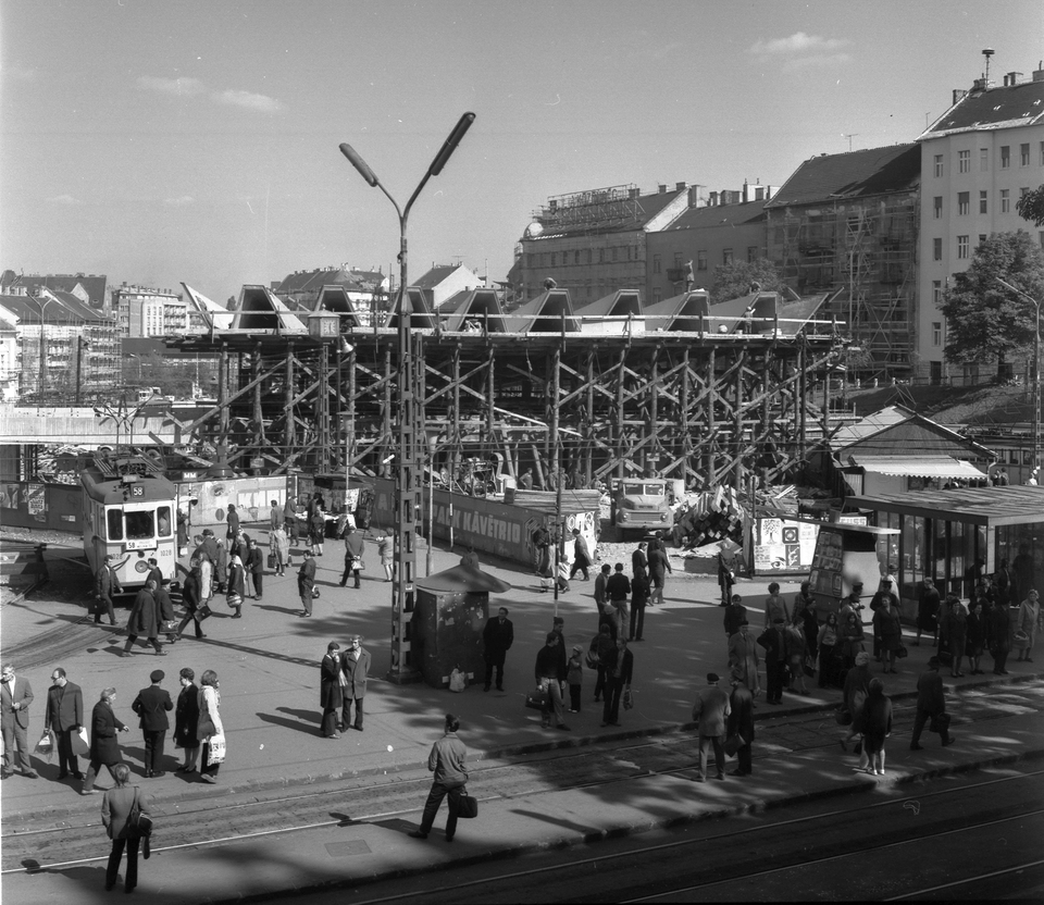 Széll Kálmán (Moszkva) tér, épül a metróállomás csarnoka, 1972. Forrás: Fortepan / undefined