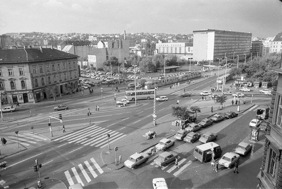 Széna tér az Ostrom utcából nézve, szemben a Retek utca és a Lövőház utca torkolata. Háttérben a Rózsadomb, 1990. Forrás: Fortepan / Erdei Katalin