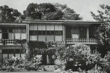A Karunaratne-ház a kert felől, Kandi 1950 – Forrás: suravi.fr