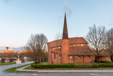 Az evangélikus templom és parókia Nagy Tamás tervei nyomán épült 1996-ban.