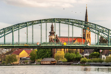 Az eredetihez képest némileg eltérő statikai rendszerű, de hasonló megjelenésű  ívhíd látképéhez Ráckeve város katolikus és református templomai is hozzátartoznak. 