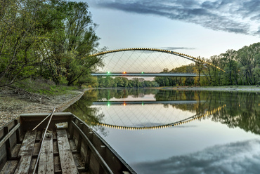 A Győr városát északkeleti irányból tehermentesítő 813-as utat 2018 óta vezeti át a Mosoni-Duna felett a Klatsmányi Tibor hídépítő mérnökről elnevezett szerkezet.