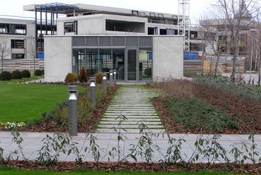 A mélygarázs lejárata / kávézó frissen, látszóbeton falakkal. Forrás: a Garten Studio archívuma