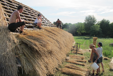 Oszkó, építőtábor, 2016 – zsúptető. Fotó: Medvey Boldizsár