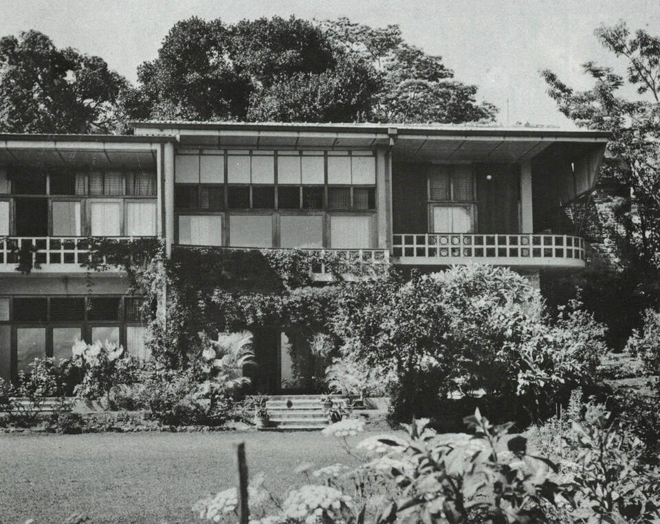 A Karunaratne-ház a kert felől, Kandi 1950 – Forrás: suravi.fr