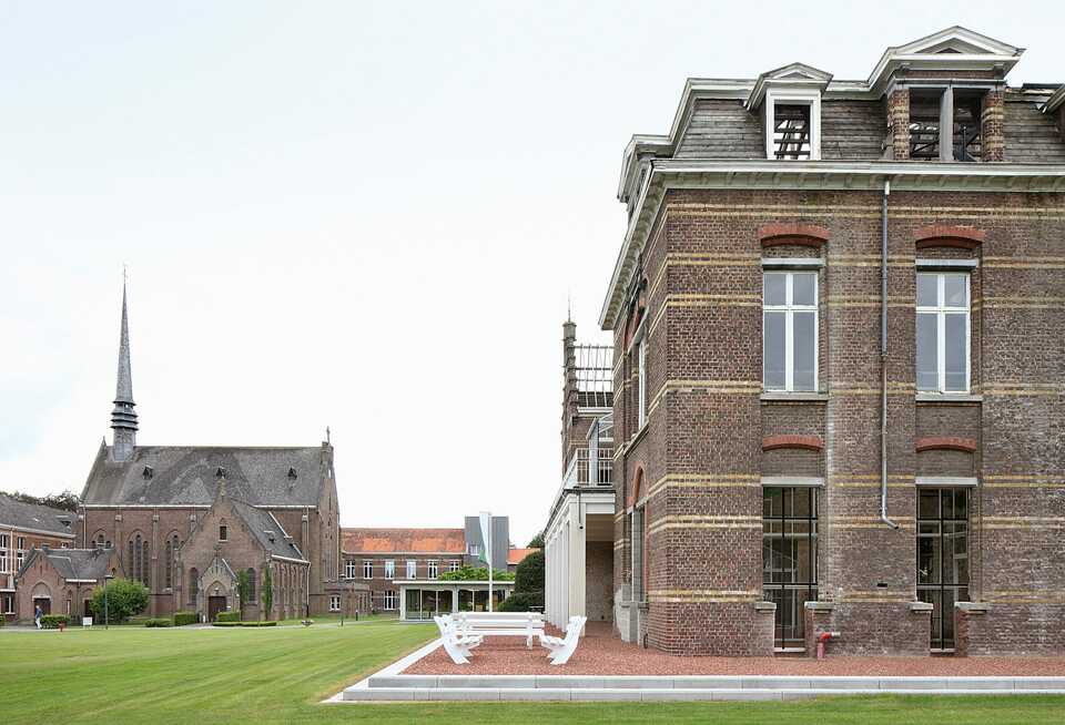 architecten de vylder vinck taillieu: PC Caritas - Kanunnik Petrus Jozef Triest Plein - Melle, Belgium - fotó © Filip Dujardin, Divisare