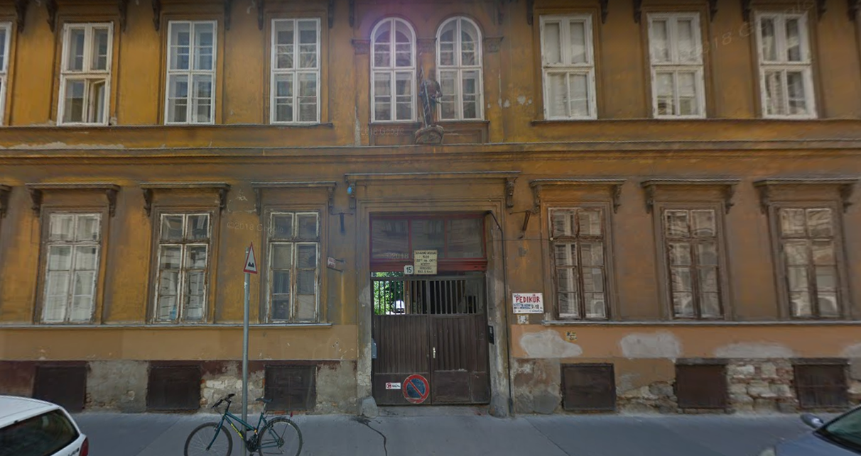 A ház homlokzatán ekkor még a kéményseprő szobra is ott állt. Forrás: Google Street View (2018. június)
