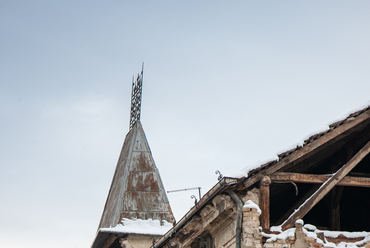 Súlyosan megsérült historizáló lakóház Peetrinyában.  (Fotó: Paolo Mofardin, Művészettörténeti Kutatóintézet, Zágráb)