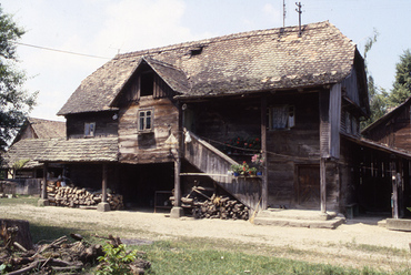 Banovinai, tradicionális vernakuláris lakóépület, 1988. (Fotó: http://balkanarchitecture.org/)