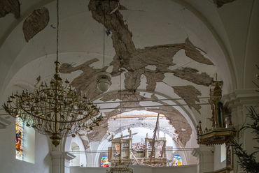 A sziszeki katedrális súlyosan megrongálódott belső tere. (Fotó: Paolo Mofardin, Művészettörténeti Kutatóintézet, Zágráb)