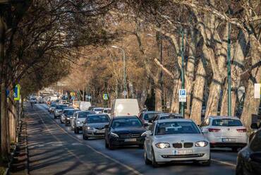 A Kós Károly sétány, ahol keresztülvezet az M3-as autópálya bevezető szakaszának forgalma, a Városligeten át. Forrás: Vitézy Dávid Facebook	