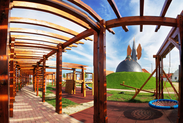 A devecseri park közepén áll Makovecz Imre egyik utolsó műve, az Újjászületés kápolnája, amely a fotó készítésének idején, 2012 októberére készült el, a 22 hazai állami erdőgazdaság támogatásaiból.