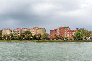 Giudecca 8 kisebb szigetből álló szigetsora Velencétől délre helyezkedik el. Bár a két városrészt csak egy csatorna választja el egymástól, melyen vaporetto is jár, előbbi nagyrészt kiesik a Velencébe érkező turisták látószögéből. 