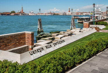 A Giardini és az Arsenale között húzódó Riva dei Sette Martiri, vagyis Hét Mártír sétányon található a Scarpa által 1965-ben tervezett emlékmű, a Partizánlány szobra. A sétány eredetileg felvonulási célokra épült a Mussolini-éra alatt.