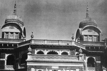 A Khatau-palota archív fotója (©A Vistāra-The Architecture of India kiállítási katalógusa, 1986) és a K. R. Cama Oriental Institute homlokzata napjainkban (©Baldavári Eszter felvétele, 2020)