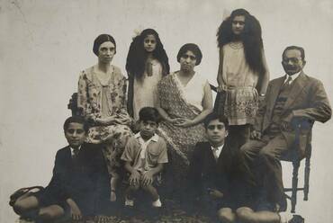 A Mistri család fotója a Medgyaszay-hagyatékban. Balról jobbra: Ms Peasoll (nevelőnő), Mehra, Baimai (anya), Perin Mistri, Jamshedji Pestonji Mistri (apa). Elöl balról a fiútestvérek: Cavas, Tehmurasp és Minoo ©Medgyaszay Családi Emlékhely