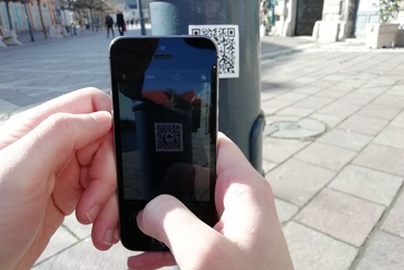 A Szent Lőrinc templom QR-kódjának leolvasása.