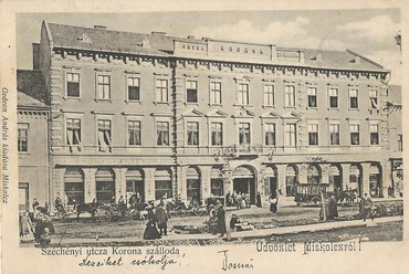 A Korona szálló homlokzata korabeli képeslapon, 1902. Forrás: www.kitervezte.hu