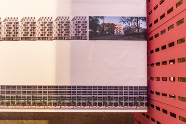 A kiállítás leglényegesebb elemei a kurátorok által kiválasztott kiemelkedő argentin lakóházak, és ezek grafikus megsokszorozása az asztalokat borító molinókon. 