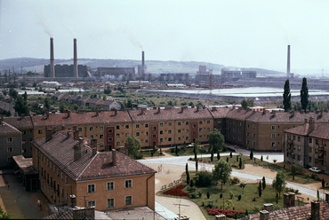 Iparvárosi sziluett gyárkéményekkel - az üzemek és salakdombok messzire benyúlnak a várostestbe, az előtérben szocreál lakótelep a Május 1. téren. 1966 / FORTEPAN - Lecher - VÁTI