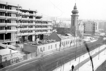 A „Sávház”, előtérben a Községháza és a posta épületének bontása a hetvenes évek végén / Ajkai Fotóklub 
