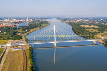 A Dunán hajózók hazánkban Budapesten kívül egyedül itt, Komáromban láthatnak egyszerre egynél több hidat a folyó. A távolabbi Erzsébet-híd, és a vasúti összekötő híd egyaránt a 19-20. század fordulóján épült.