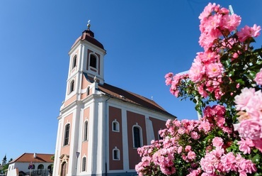  A kolostor mellett álló Loyolai Szent Ignác-templom. Fotó: MTI/Vasvári Tamás