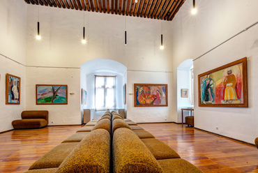 Az öregtorony második emeleti szobájában Bazsonyi Arany festőművész állandó kiállítása látható.
