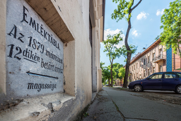 Egy árvízi emléktábla a sok közül, a Hajnóczy utcában, mintegy egy kilométerre a Tiszától. A régi Szeged vályogból épült házai számára az elárasztás végzetes volt, szinte csak a kevés kő- és téglaépület maradt állva.