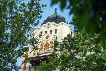 A szentháromság utcai három szintes bérpalotát Raichl J. Ferenc építész saját vállalkozása számára építtette. Jelenleg a Ságvári Endre Gyakorló Gimnázium és Általános Iskola működik benne.