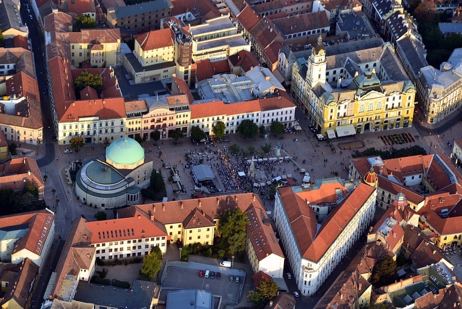 Tanulmánykötet jelent meg Pécs építészetéről