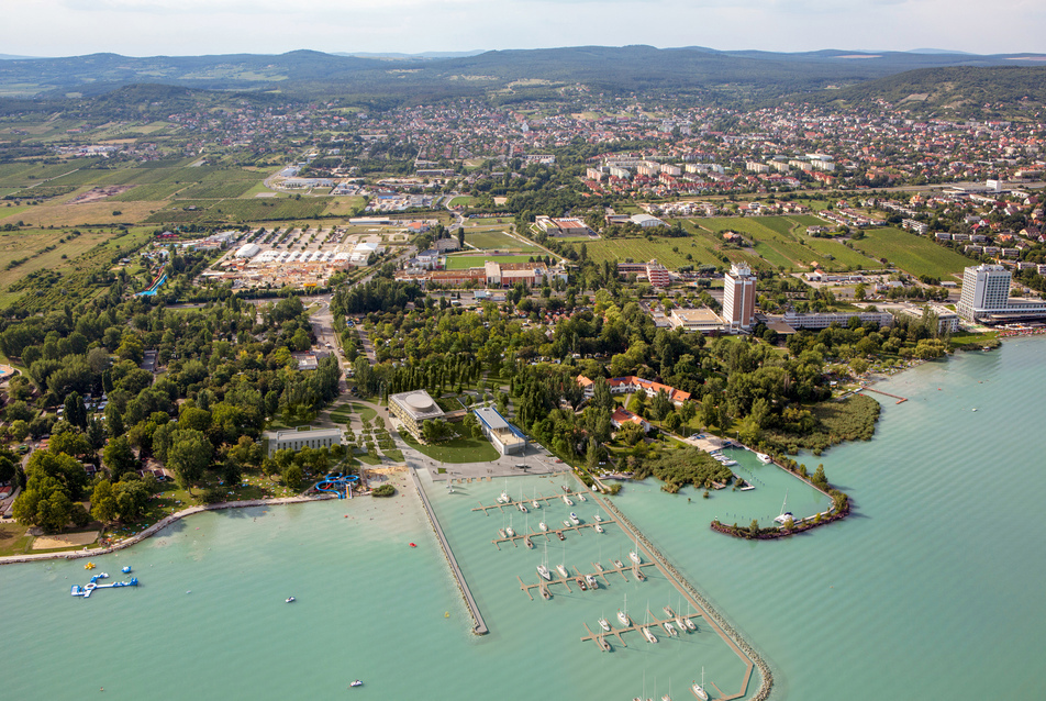 Új többfunkciós szálláshely épül Balatonfüreden – szálloda, apartmanház és vitorlás megállópont kap benne helyet