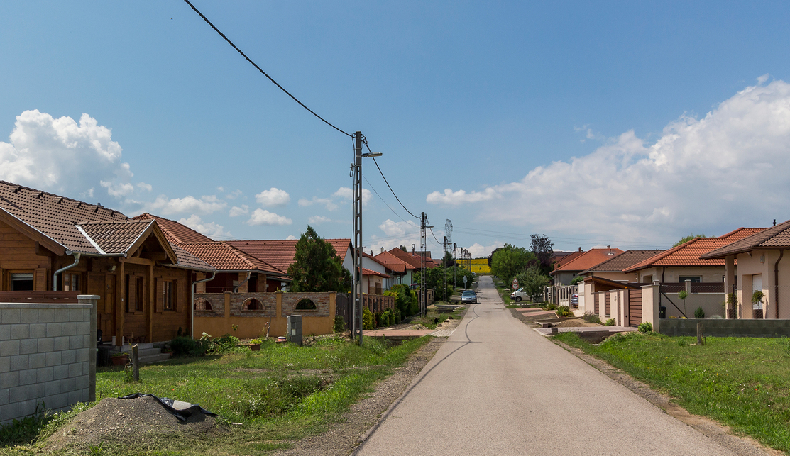 „Amerikai álom” a faluszélen – frissen beépült új lakóterületek a falvak határában. Fotó: Horváth Máté