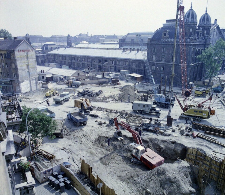 Nyugati (Marx) tér az aluljáró és a felüljáró építési munkálatai alatt. Balra a Váci út, szemben a Nyugati pályaudvar. Forrás: Fortepan / UVATERV