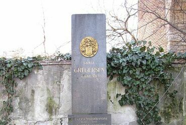 Gregersen Gudbrand és felesége ill. Gregersen Hugó és felesége síremléke a Kerepesi ill. a Farkasréti temetőben (Wikipedia) 