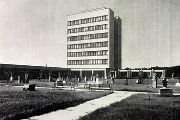 A központi épület a szoborpark felől. Magyar Építőművészet, 1976. 25. évf. 4. szám