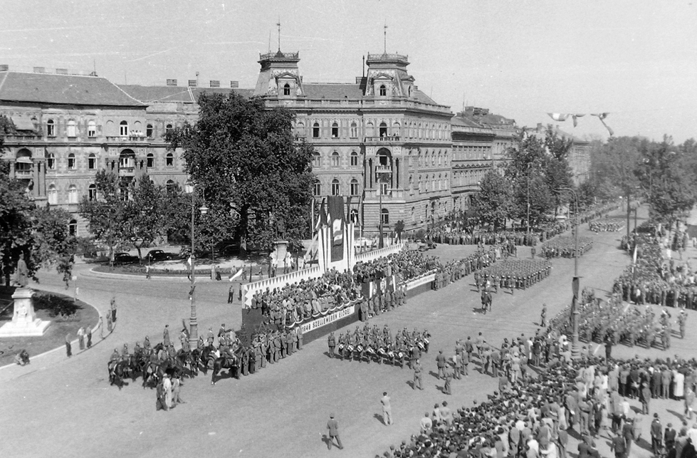 Kodály körönd, Hübner-udvar felvonulás idején, 1948. Forrás Fortepan-Magyar Rendőr