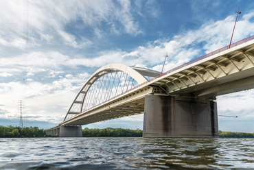 A medernyílás 308 méteres fesztávolságával a valaha épült legnagyobb a  befelé döntött, kosárfül rendszerű ívhidak között. Hazánkban pedig általánosan a legnagyobb hídnyílás: a budapesti Erzsébet hídét 18, a Megyeri hídét 8 méterrel haladja meg.