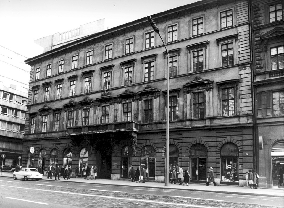 Kossuth Lajos utca 3., balra a Szép utca, egy 1973-as felvételen. Forrás: Fortepan / Budapest Főváros Levéltára / Városrendezési és Építészeti Osztályának fényképei