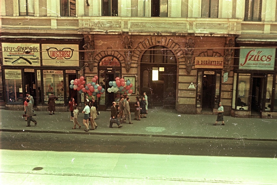 A ház a szemközti, Kossuth Lajos utca a 6-os szám I. emeletéről nézve, egy 1955-ös felvételen. Forrás: Fortepan / Horváth Miklós dr