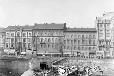 Baross tér, a metróépítés területe, szemben a Thököly út házsora, 1968 (Fortepan / UVATERV)