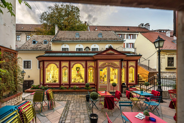 A városfalon kívül, a Várkerület 92 alatt nyílik a Zwinger kávézó, amelynek elegáns pavilonja közvetlenül az eredeti falra támaszkodik. 