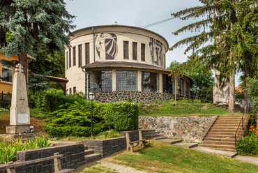 A korszakban egyedülálló, kör alaprajzú templom terveit Valuch István érseki titkár elgondolását követve, Vass Zoltán egri építész készítette 1967-ben.