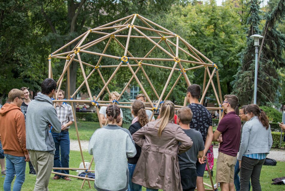 Kupola Projekt: Buckminster Fuller, Yona Friedman és a Bartók Vizuális Műhely