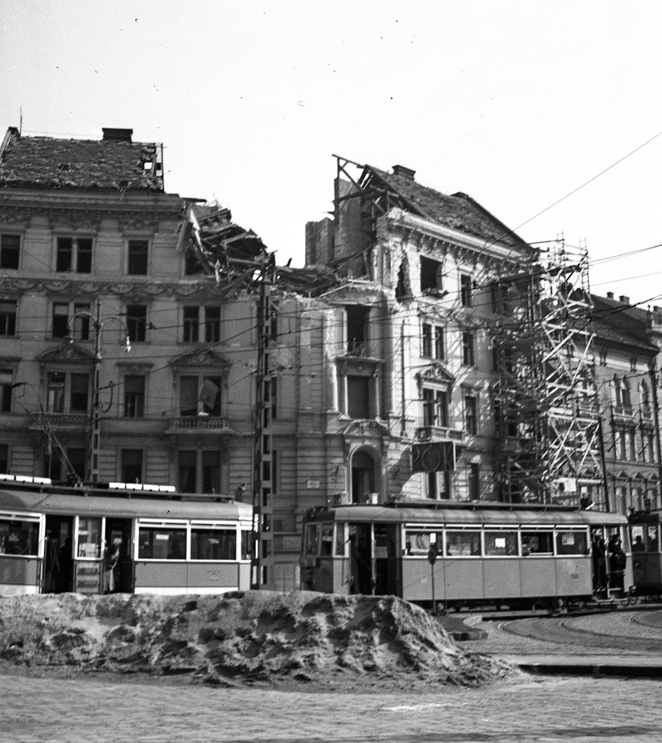 Baross tér, szemben a 20-21. számú ház, 1944 (Fortepan / Lissák Tivadar)