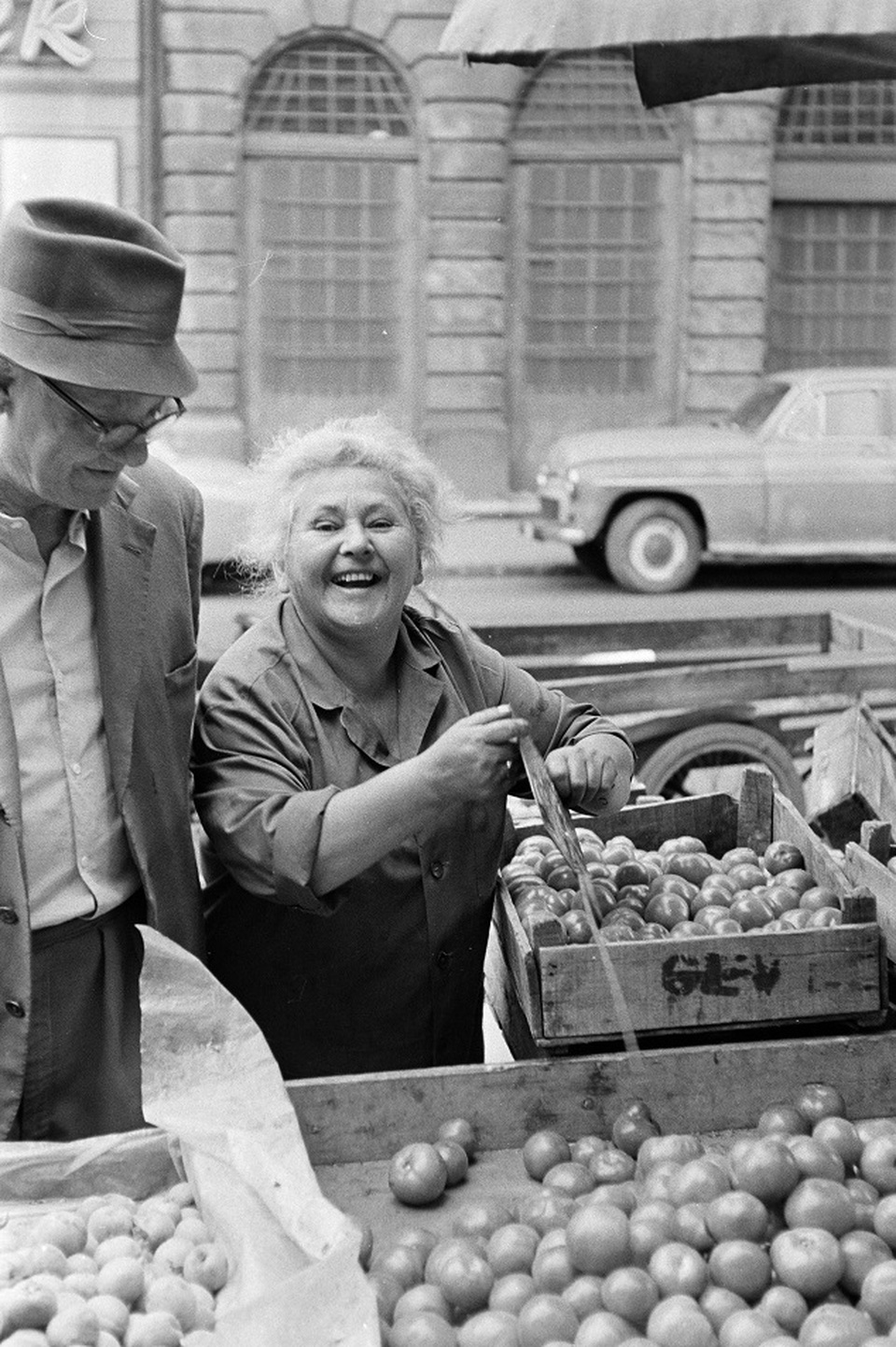 Életkép a vásárcsarnok előtti piacról, 1976-ból. Fotó: Fortepan / Kereki Sándor