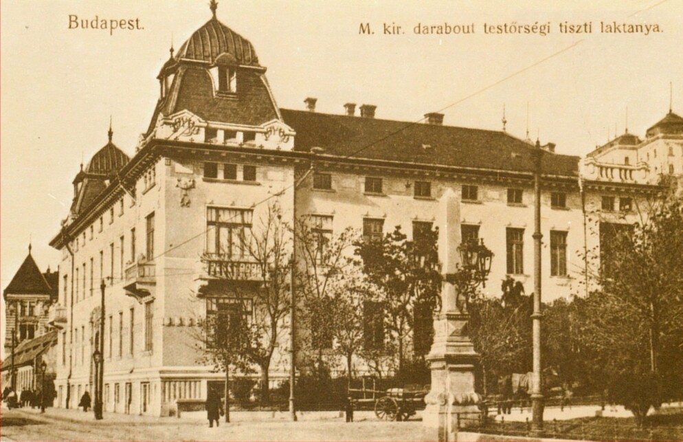 Budapest, Dózsa György tér, Magyar kir. testőrségi paloták 1904-ben, tervező: Hauszmann Alajos (képeslap) 