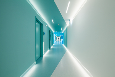 Waberer Medical Center folyosó; Minusplus; kép: Topogram