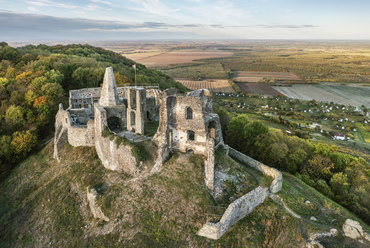 Bakócz halála után az Erdődyek örökölték a várat, amely romjaiban is megkapó látvány. Különösen karakteres eleme a gúla alakú konyhakürtő.  